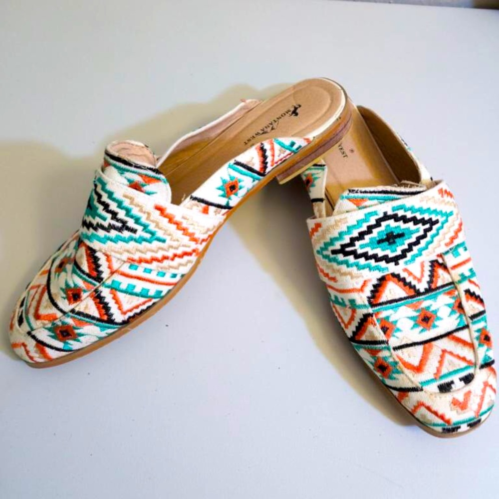 Slip-on sneaker, retro-inspired and generous underfoot cushioning.